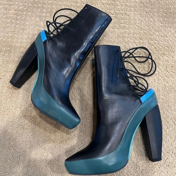 NWT Cynthia Rowley Black Boots with Lace Up Back Boot Heels - Picture 1 of 5
